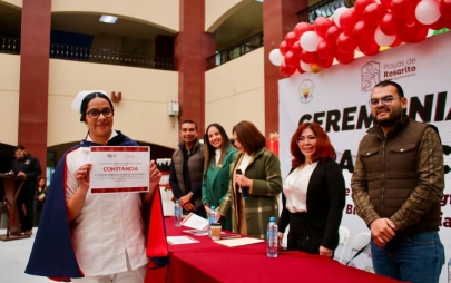 Realiza Gobierno de Rocio Adame Graduación de Talleristas del  dif Rosarito