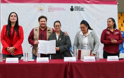 Entrega Presidenta Rocio Adame Certificados de Primaria y Secundaria a Través de la Campaña "Nos Toca Estudiar" con Inea