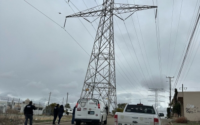 Rescatan Bomberos de Rosarito y Tijuana a Joven que Amenazaba con Lanzarse Desde Torre de luz