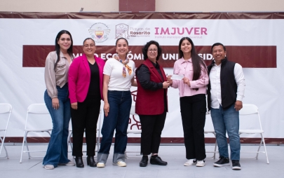 Rocio Adame Entrega Apoyos Económicos a Universitarios