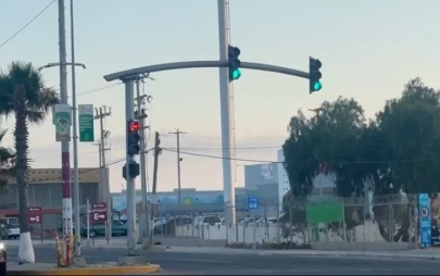 Ayuntamiento de Playas de Rosarito Repara Semáforo en Cruce del Bulevar Benito Juárez