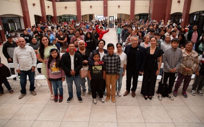 Refrenda Rocio Adame Compromiso con la Educación al Entregar Becas Uniforme 2025