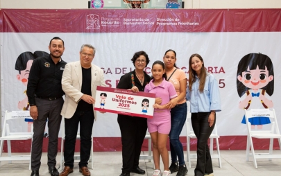 Rocio Adame Impulsa la Educación con Entrega de Vales de Uniformes Escolares