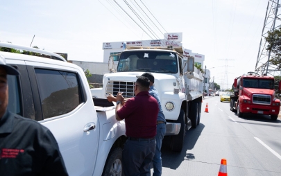 Ayuntamiento de Playas de Rosarito Sanciona a Chofer de Camión por Tirar Basura en Terreno Baldío de Lomas Altas ii