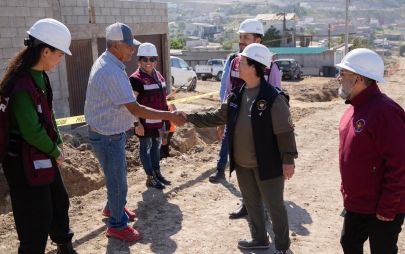 Rocío Adame Supervisa la Construcción de la red de Agua Potable en la Calle Lepus en la Colonia Colinas del Sol.