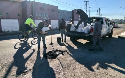 Playas de Rosarito Fortalece la Movilidad con Trabajos de Bacheo en la Colonia Ampliación Reforma.