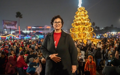 Rocío Adame encabeza una noche de júbilo con el Gran Desfile Navideño y el Encendido del Árbol en Playas de Rosarito